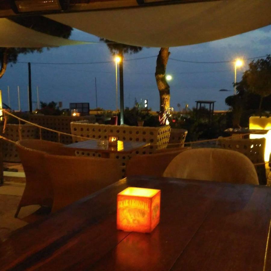New Seafront Studio Guest House อานาวีซอส ภายนอก รูปภาพ